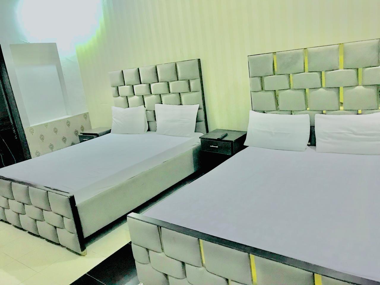 Double Deluxe Room - Oriole Luxury Hotel